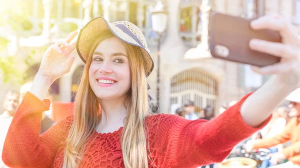 Glückliche Junge Frau Macht Selfie Bei Stadtbesuch — Stockfoto