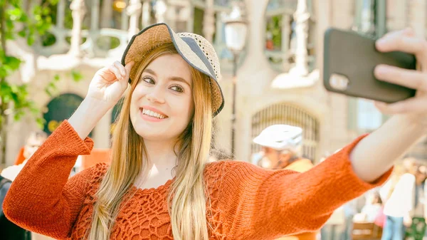 幸せな女の子の Selfie を屋外に作る — ストック写真
