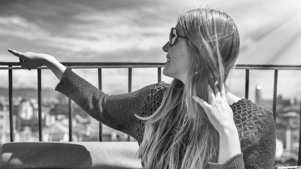 Счастливая Молодая Женщина Наслаждается Видом Город Крыши Солнечный День — стоковое фото