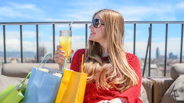 Jovem Feliz Desfrutando Vista Cidade Telhado Dia Ensolarado Bebendo Suco — Fotografia de Stock