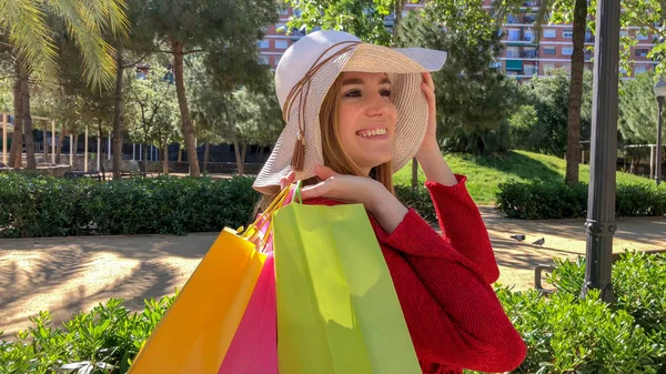 Feliz Joven Mujer Disfrutando Visita Ciudad Sosteniendo Coloridas Bolsas Regalo — Foto de Stock