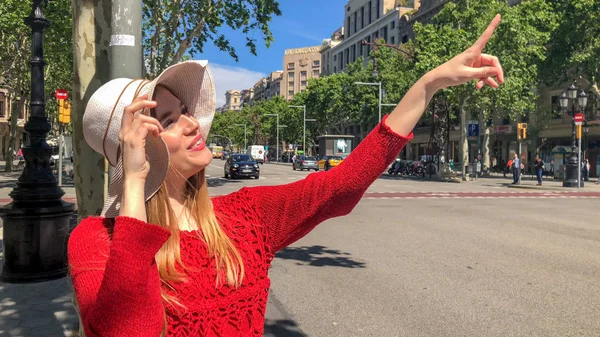 Mujer Feliz Con Sombrero Paja Visitando Ciudad Primavera — Foto de Stock