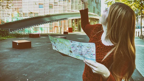 Menina Segurando Mapa Cidade Visitando Cidade — Fotografia de Stock