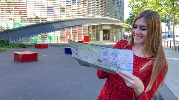 Giovane Ragazza Possesso Mappa Della Città Visita Città — Foto Stock