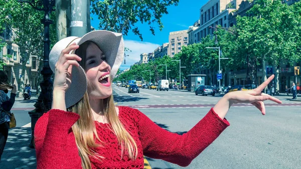 Mujer Feliz Con Sombrero Paja Visitando Ciudad Primavera — Foto de Stock