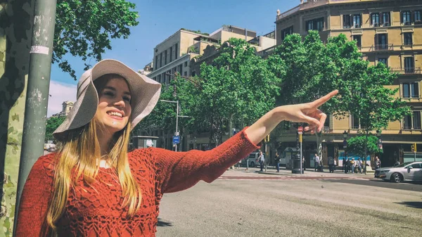 Glückliche Frau Mit Strohhut Besucht Stadt Frühling — Stockfoto