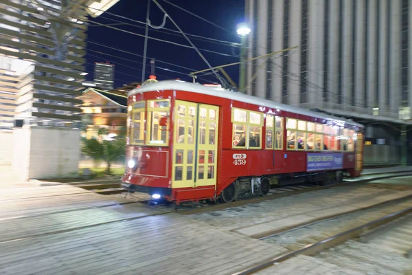 New Orleans - februari 2016: Streetcar linbana snabbar upp längs — Stockfoto