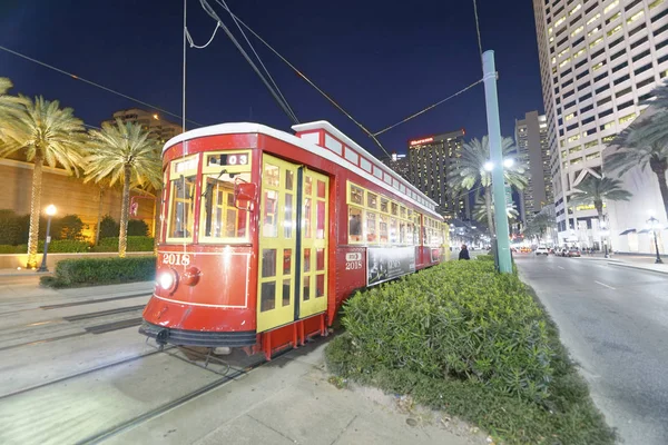 New Orleans - februari 2016: Streetcar kabelbaan versnelt langs — Stockfoto