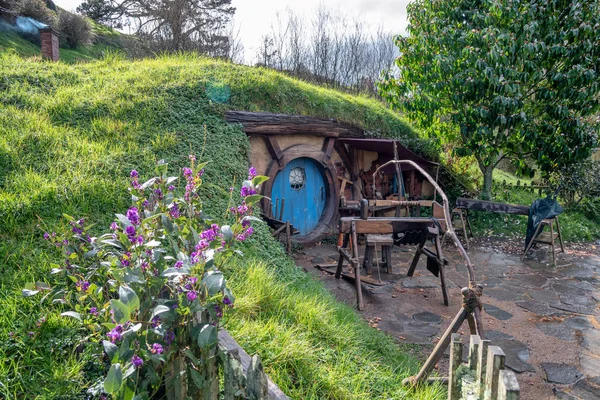 Деревянные дома Hobbiton, Новозеландский парк — стоковое фото