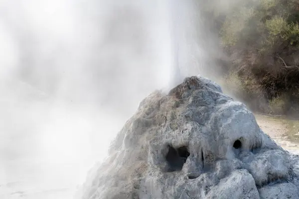 Lady Knox Geyser en erupción, Wai-O-Tapu, Nueva Zelanda — Foto de Stock