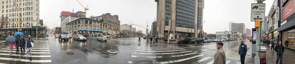 New York City - 2. Dezember 2018: Touristen gehen entlang der Harlem Str. — Stockfoto