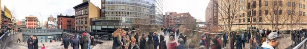 New York City - 2018. December 5.: Turisták séta a High Line, — Stock Fotó