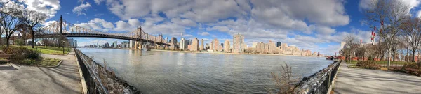 Vista panoramica di Roosevelt Island e Midtown Manhattan su un — Foto Stock