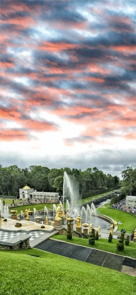 Velký Cascade z Peterhof palác při západu slunce. Saint Petersburg, Ru — Stock fotografie