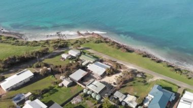 Güzel dalgalı deniz kıyılarının manzaralı görüntüleri