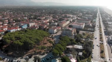 Güneşli sabah Forte dei Marmi siluetinin havadan panoramik görüntüleri, Toskana, Italya