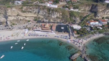 güzel kayalık deniz kıyısı, yaz tatili kavramı sakin görüntüleri
