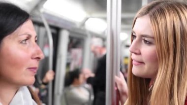 Barselona Metrosu 'ndaki güzel kadınların görüntüleri.