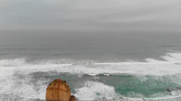 Güzel Kayalık Deniz Kıyısı Yaz Tatili Kavramı Sakin Görüntüleri — Stok video
