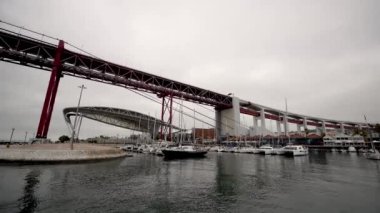 köprü altında su üzerinde lüks yat görüntüleri