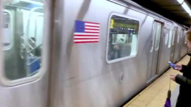 gelen tren ile görüntüleri modern metro platformu istasyonu