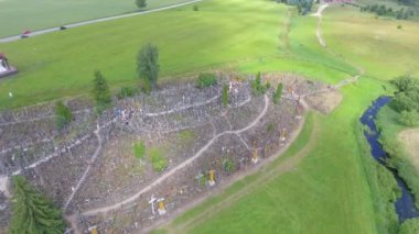 Yeşil alandaki mezarlığın hava görüntüleri.