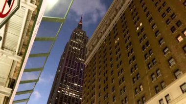 Empire State 'in gece vakti New York' taki hava görüntüleri.