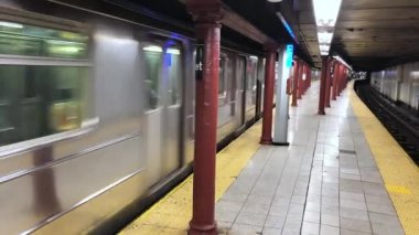 kalkış tren ile görüntüleri modern metro platformu istasyonu