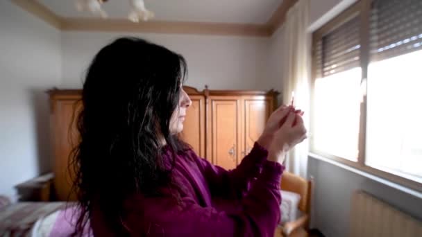 Evde Şırıngalı Güzel Bir Yetişkin Kadının Görüntüleri — Stok video