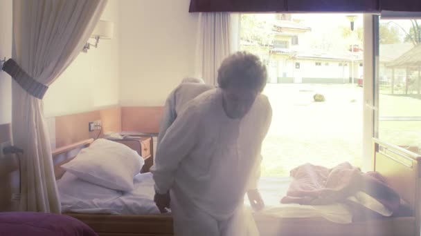 一对老年夫妇在养老院醒来的镜头 — 图库视频影像