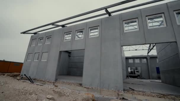 背景下现代仓库外部构造的镜头 — 图库视频影像