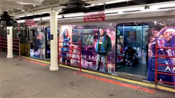 Nagrania Nowoczesnej Stacji Metra Platformy Pociągu — Wideo stockowe