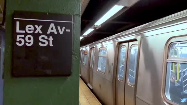 Videomateriaali Moderni Metroasema Lähtevällä Junalla — kuvapankkivideo