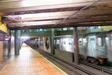 New York City - 4 Aralık 2018: Boş metro istasyonu ile spee