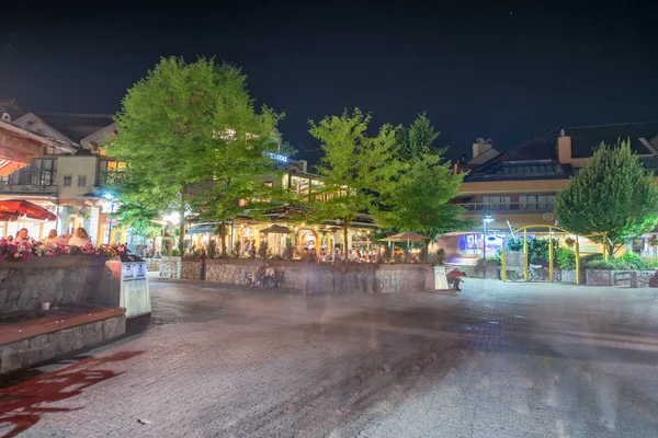 WHISTLER, CANADÁ - 12 de agosto de 2017: Los turistas disfrutan del centro de la ciudad o — Foto de Stock