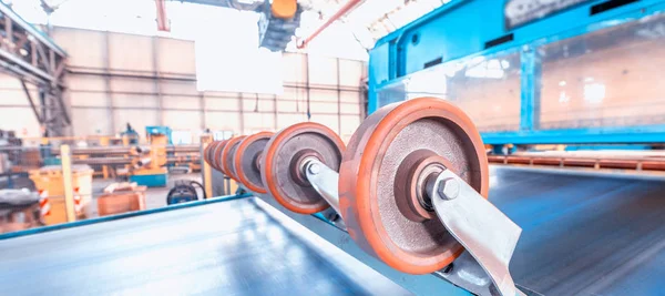 Máquina de corte de aço. Máquina industrial para bobinas de folha de metel — Fotografia de Stock