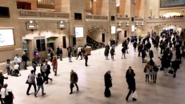 New York City - 30 Kasım 2018: Yerel ve turistler ana Grand Central terminalinde yürüyorlar