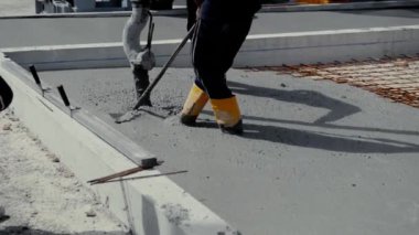 İnşaat alanına çimento döken işçilerin kırpılmış görüntüleri