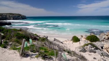 güzel kayalık deniz kıyısı, yaz tatili kavramı sakin görüntüleri