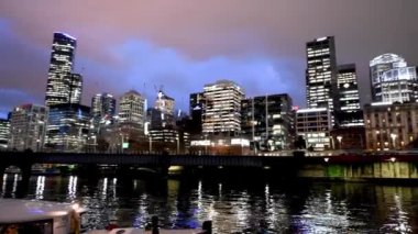 gece su güzel şehrin kentsel sahne görüntüleri