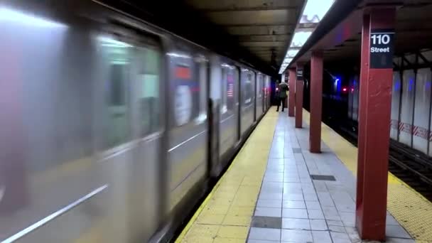 Metraje Moderna Estación Metro Plataforma Con Tren Llegada — Vídeo de stock