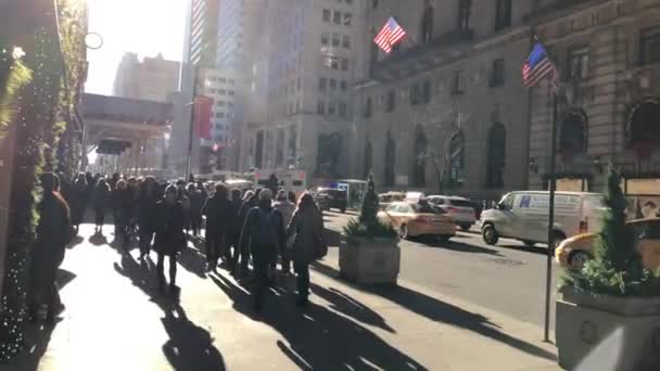 人们在纽约市街道上行走的镜头 — 图库视频影像