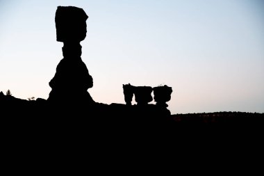 Bryce Canyon Milli Parkı, T ile gündoğumu siluetleri hoodoos