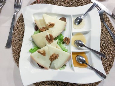 Taze peynir bal çeşitleri ile hizmet