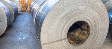 Endüstriyel Ambarla çelik saçtan bir bitki galvan alır.