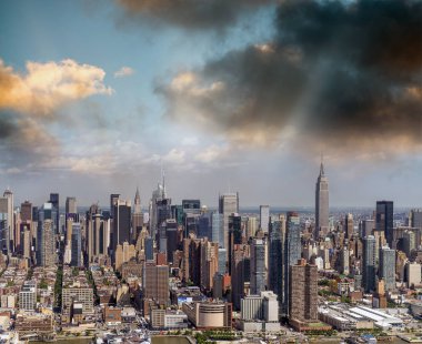 New York şehrinin muhteşem havadan görünümü. Midtown Manhattan siluetinin 