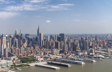 New York şehrinin muhteşem havadan görünümü. Midtown Manhattan siluetinin 