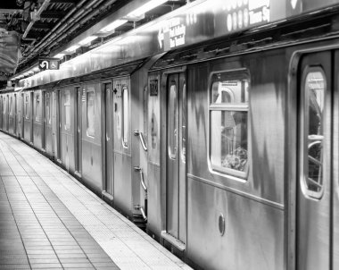 Manhattan metro istasyonu tren hızlandırmak