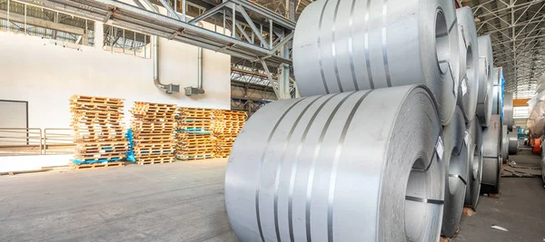 Armazém industrial com rolos de chapa de aço em uma planta galvan — Fotografia de Stock