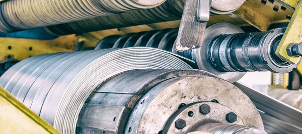 Roll of galvanized steel sheet at cutting machine. Industrial en — Stock Photo, Image